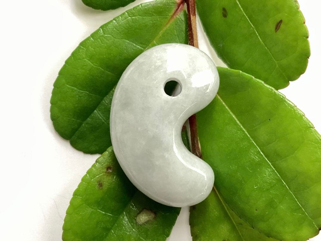 ✳白色糸魚川翡翠勾玉　本物保証品ジェダイト　即ご決断購入を　御守りをお身近に‼️