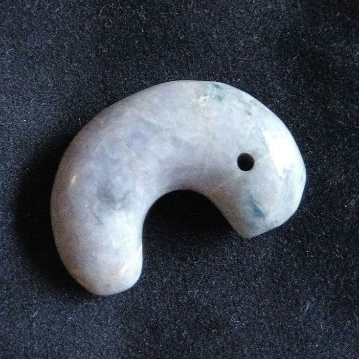 天然石 勾玉　淡い緑色と白色の混合　約18g