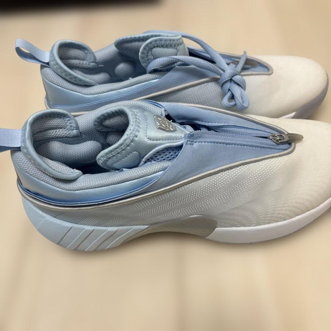 adidas ライトブルー バスケットボールシューズ