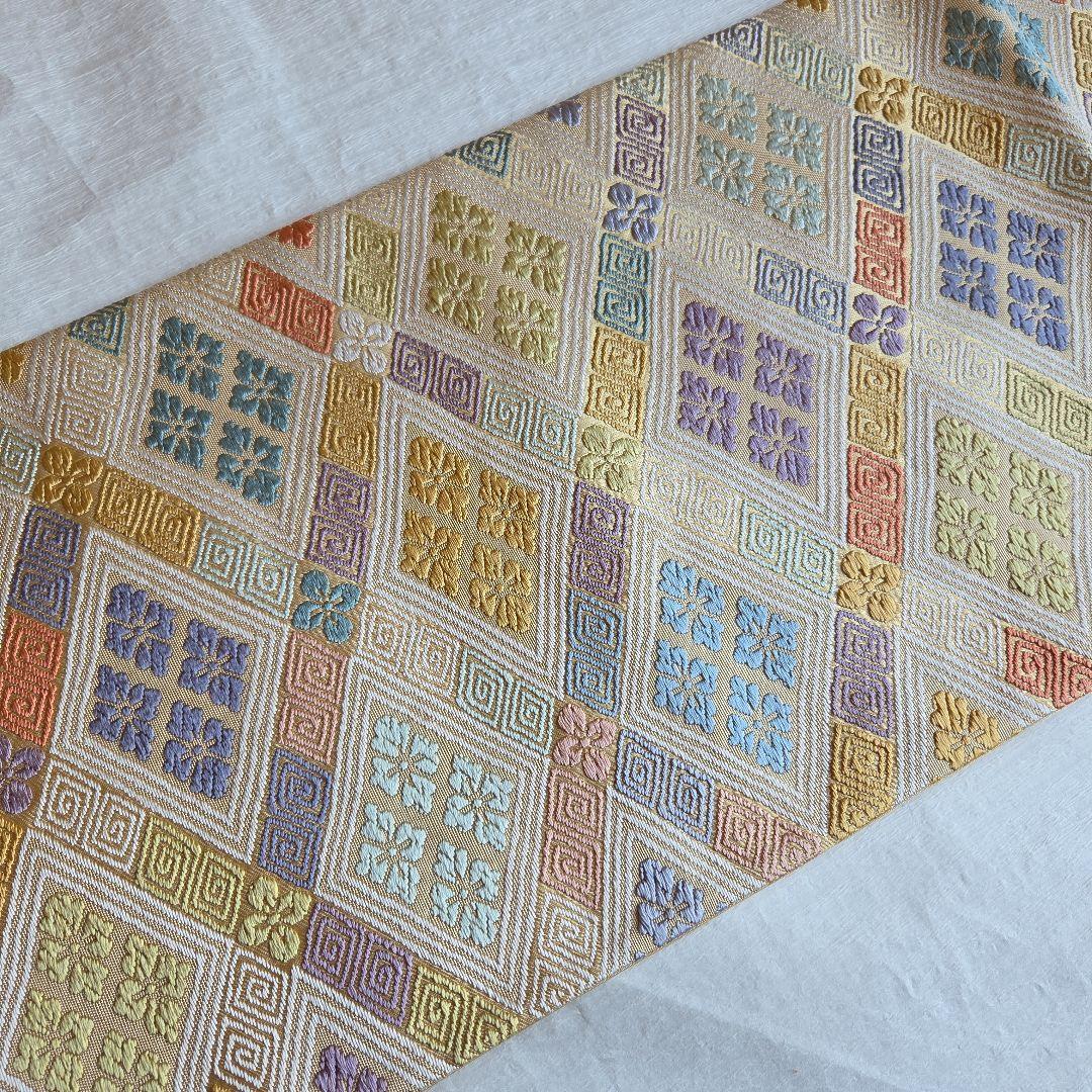 やさしいベージュ　菱取花菱文の袋帯