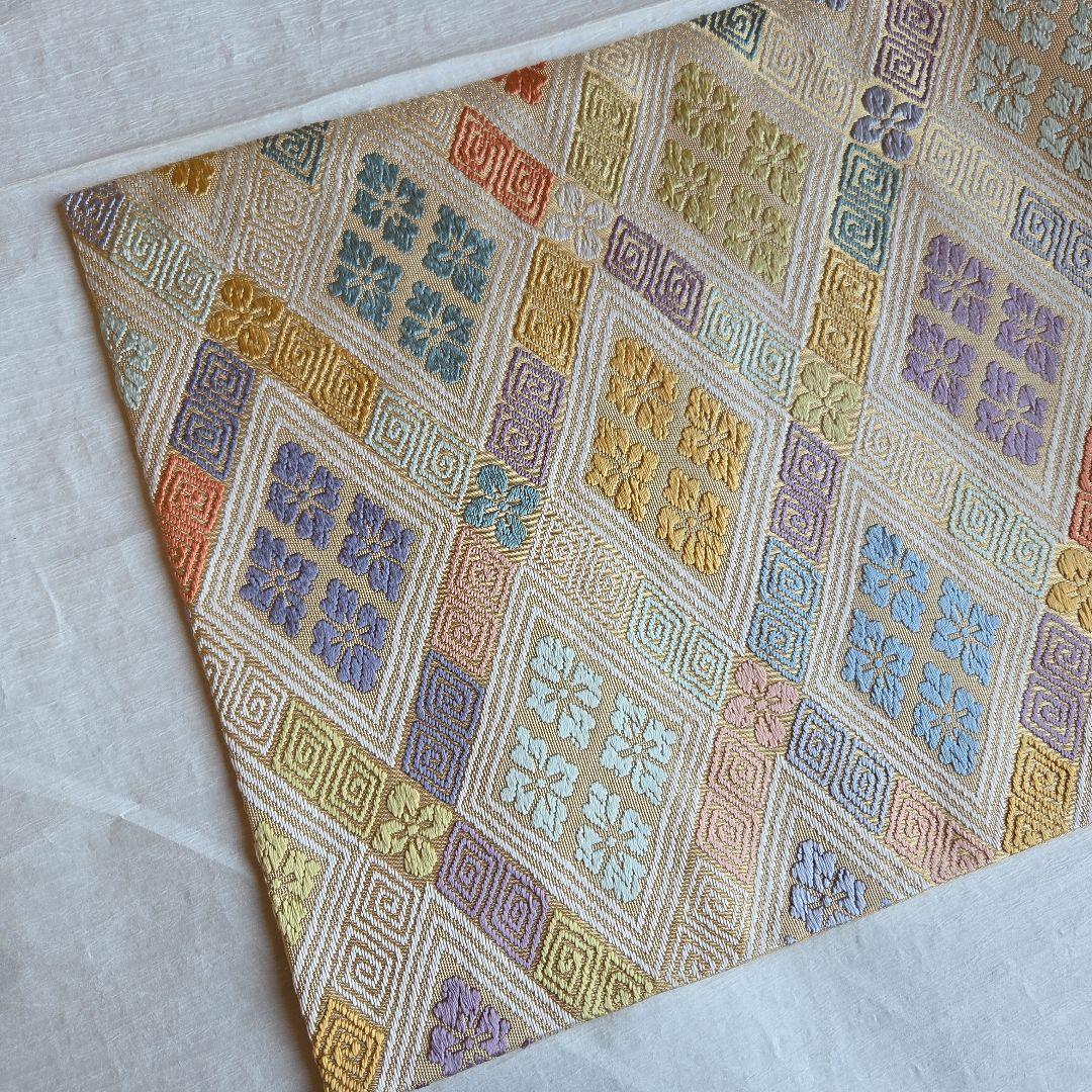 やさしいベージュ　菱取花菱文の袋帯