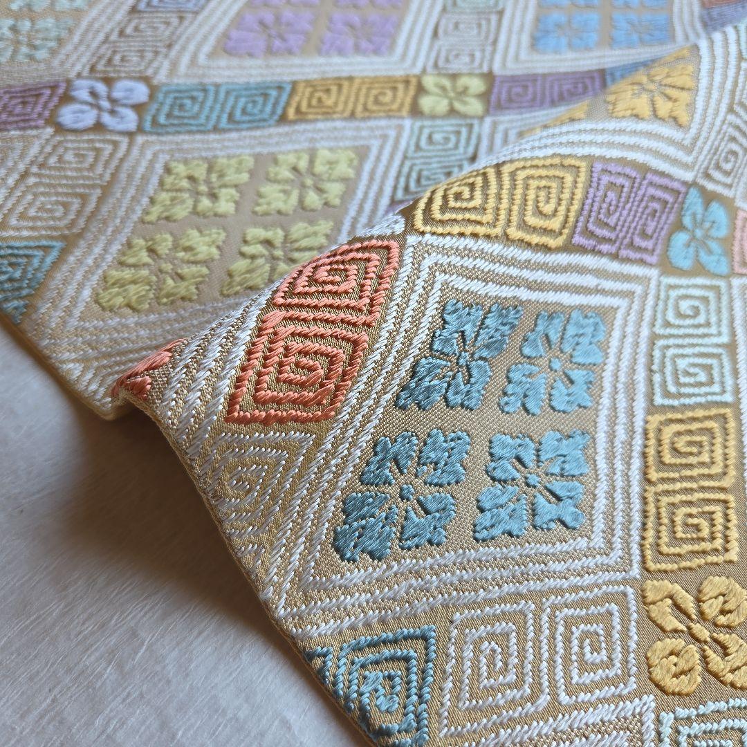 やさしいベージュ　菱取花菱文の袋帯