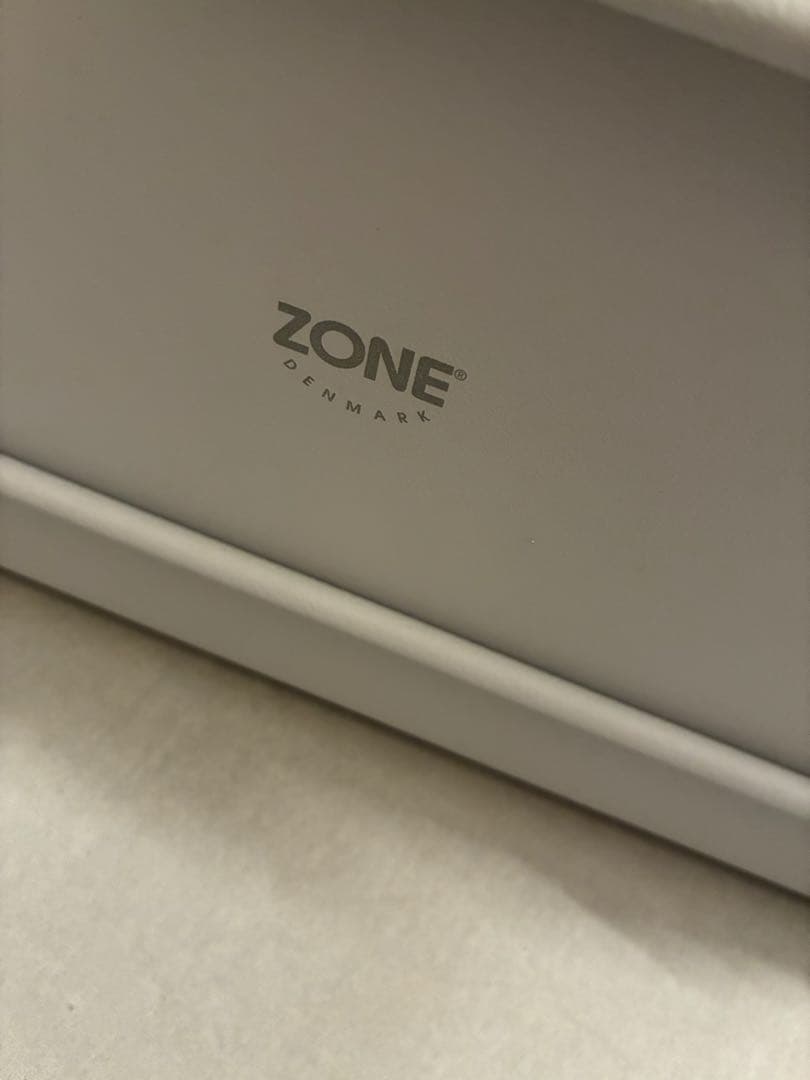 モダン　スチールシェルフ　サイドテーブル　FLYMe/ZONE DENMARK