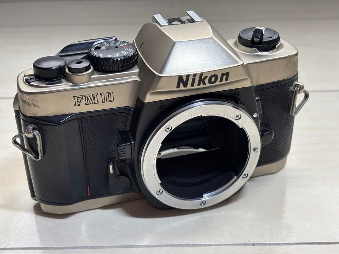 Nikon ニコン FM10 & Zoom-NIKKOR 35-70mm カメラ