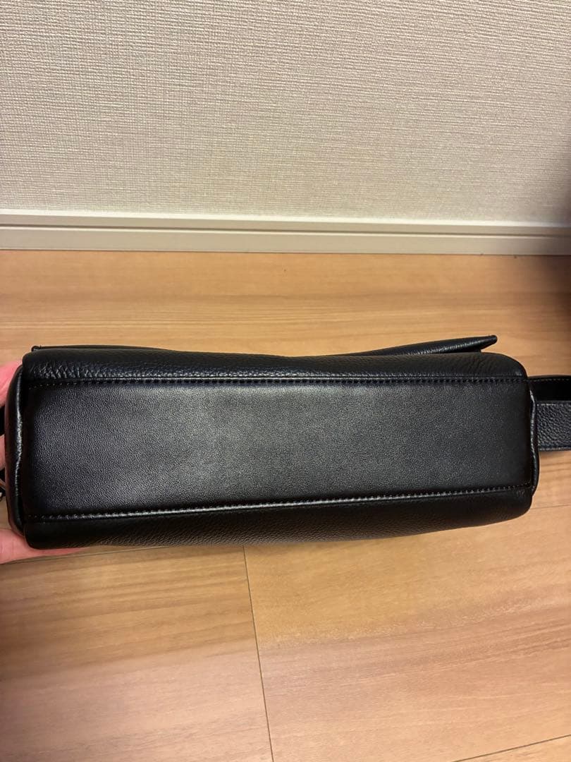 BEARDSLEY ピアズリー　レザーボディバッグ　ブラック