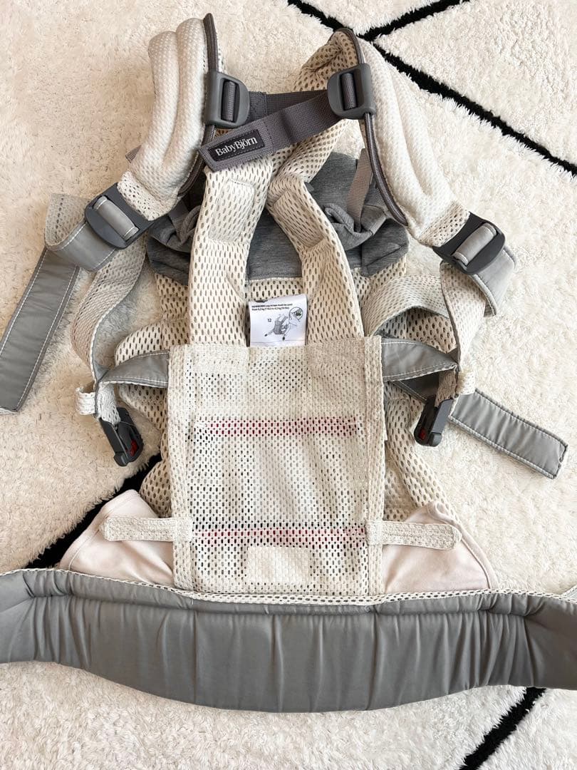 ベビービョルン　抱っこ紐　ハーモニー　クリーム