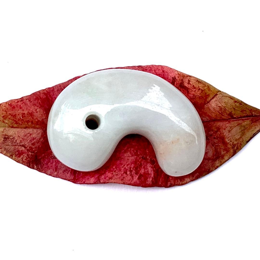 ✳見た事ありませんよね‼️オレンジ混ざり　糸魚川翡翠勾玉　本物ジェダイト鑑別書…