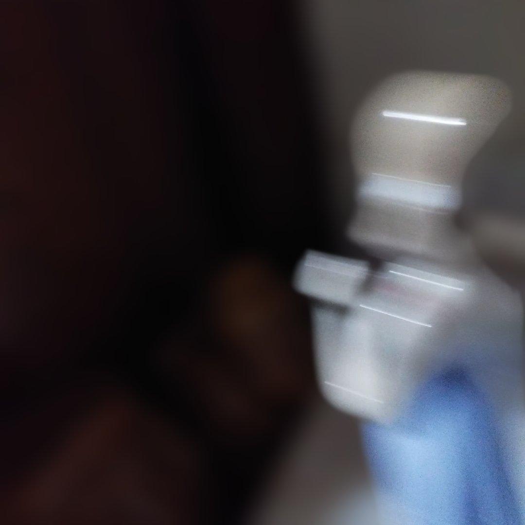 少女の陶器フィギュア 青いドレス