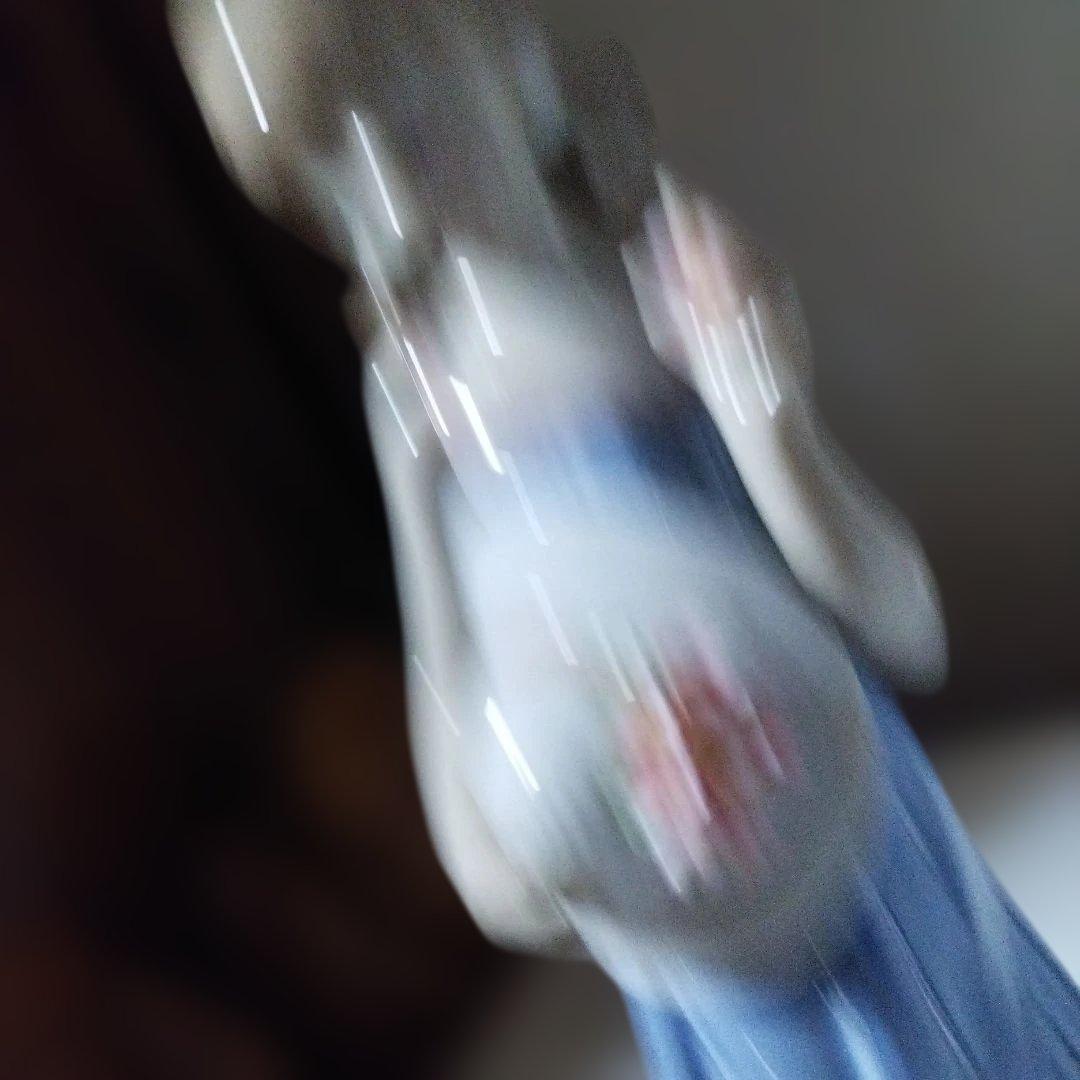 少女の陶器フィギュア 青いドレス