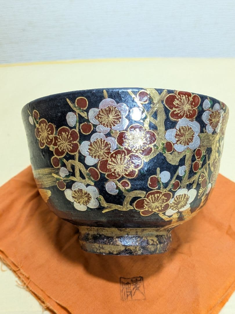 山本雄次　平安 麦波造　鉄地金銀彩　紅白梅図　茶盌　共箱