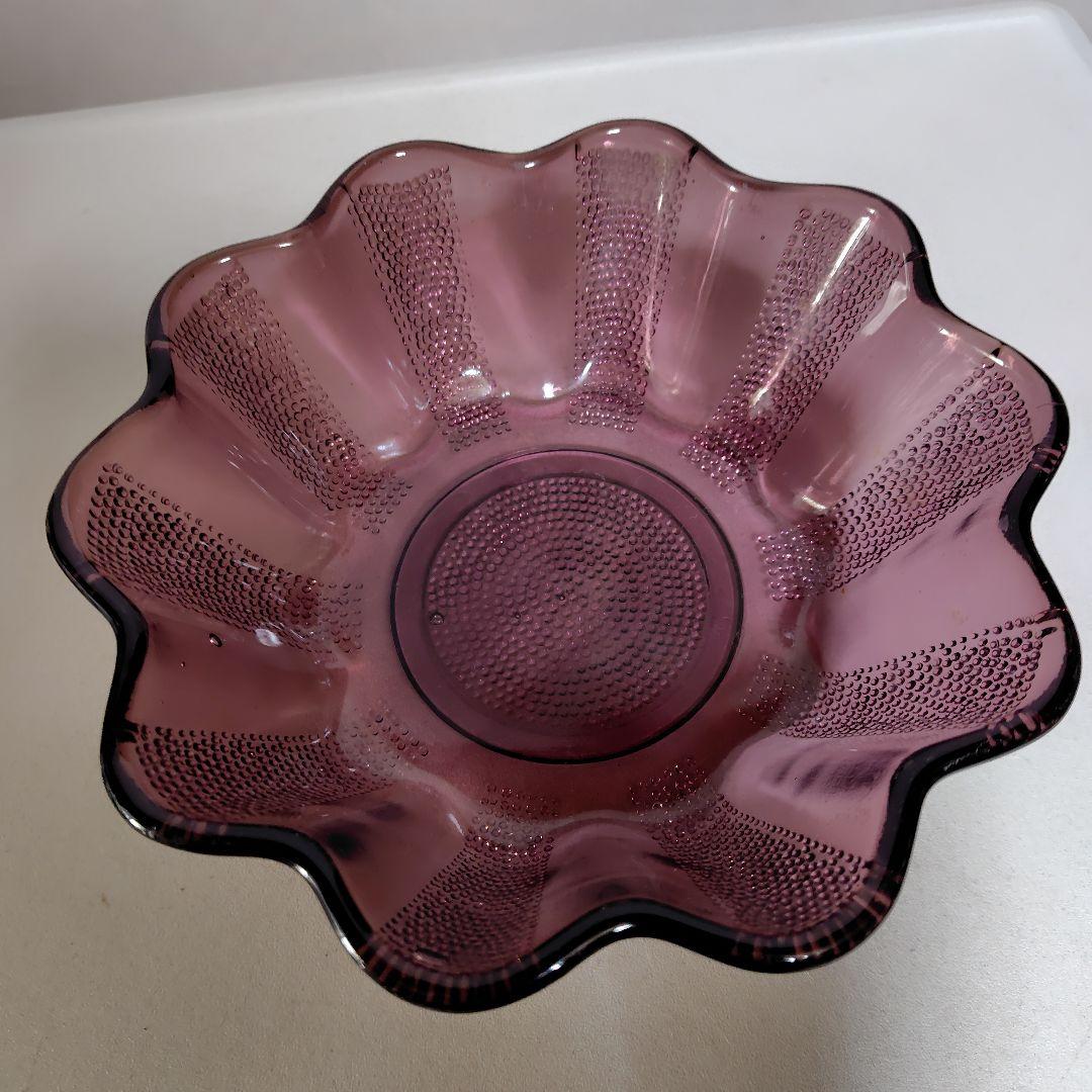 本物ガラス製、果物等入れ紫色が美しいガラス器です。時代大正時代。