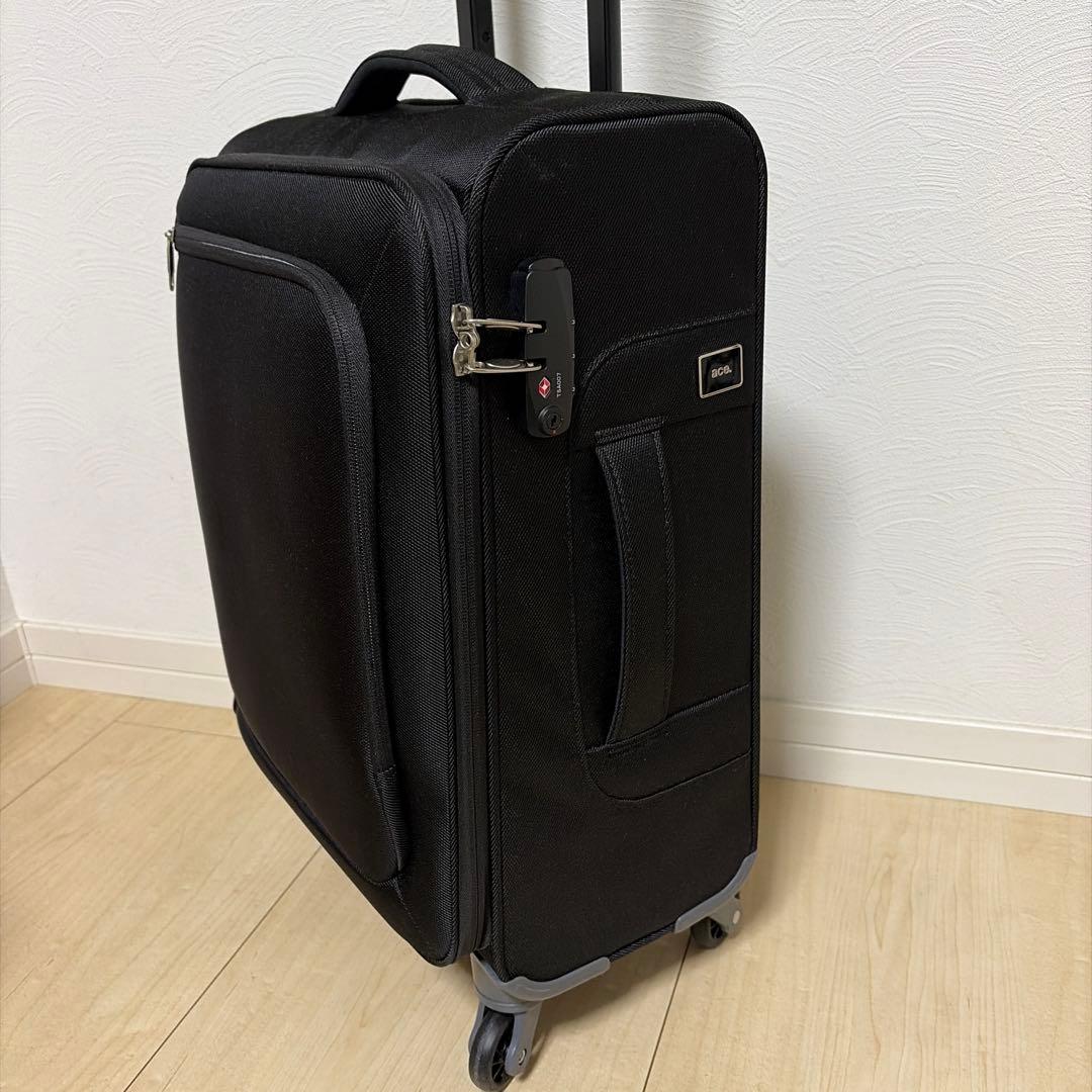 黒の中型スーツケース 4輪