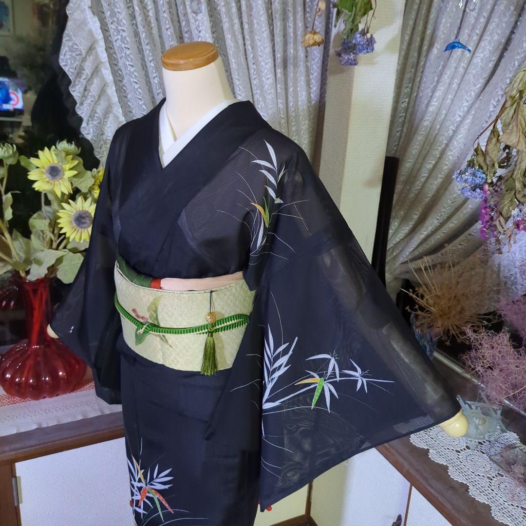 黒の地に清々しく描かれます笹竹が粋な絵模様を見せる洗える絽のお着物です