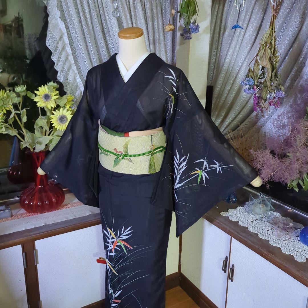 黒の地に清々しく描かれます笹竹が粋な絵模様を見せる洗える絽のお着物です