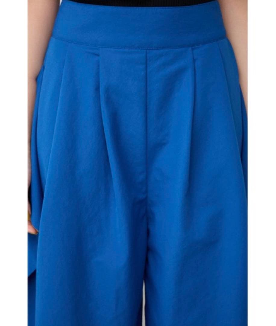 新品未使用タグ付き✨PLUS✨今期✨ デフォルメーションコクーンパンツ✨BLUE