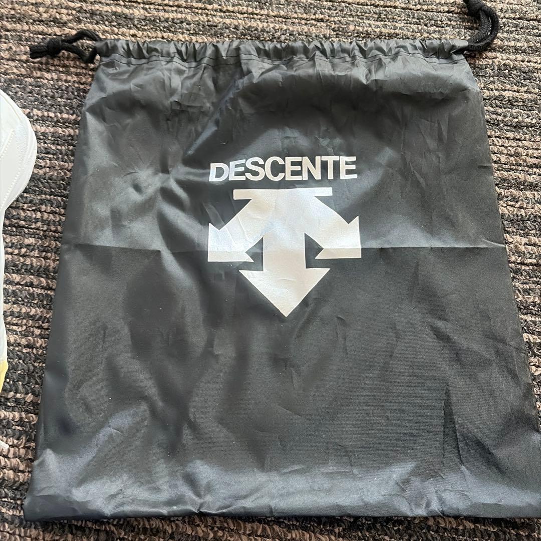 DESCENTE ホワイト スパイク 収納袋付き