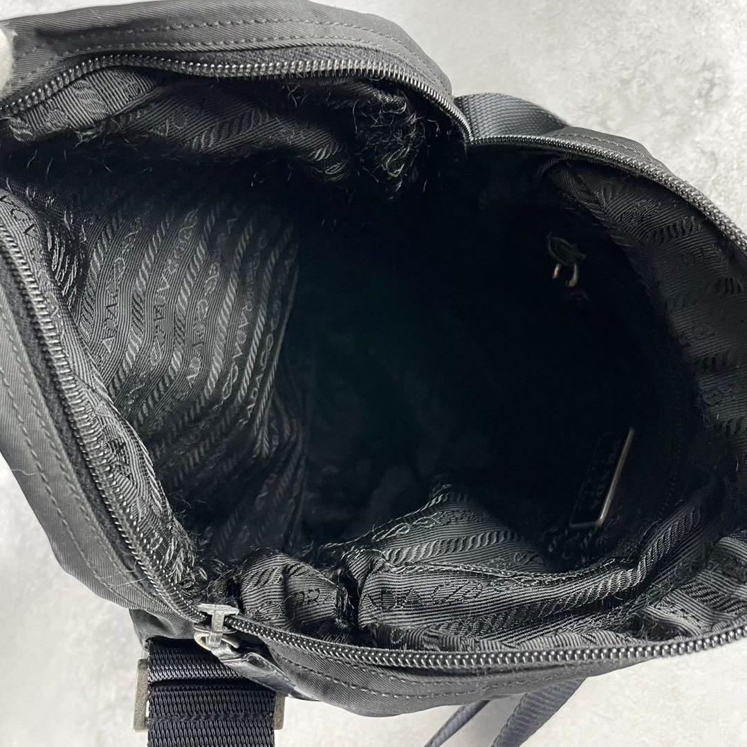 オートミール様プラダ　三角ロゴ　ナイロン　レザー　ブラック　ショルダーバッグ