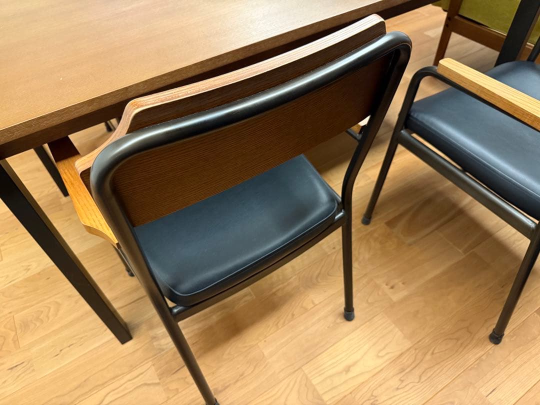 unico 木製アームチェア 黒クッション付き