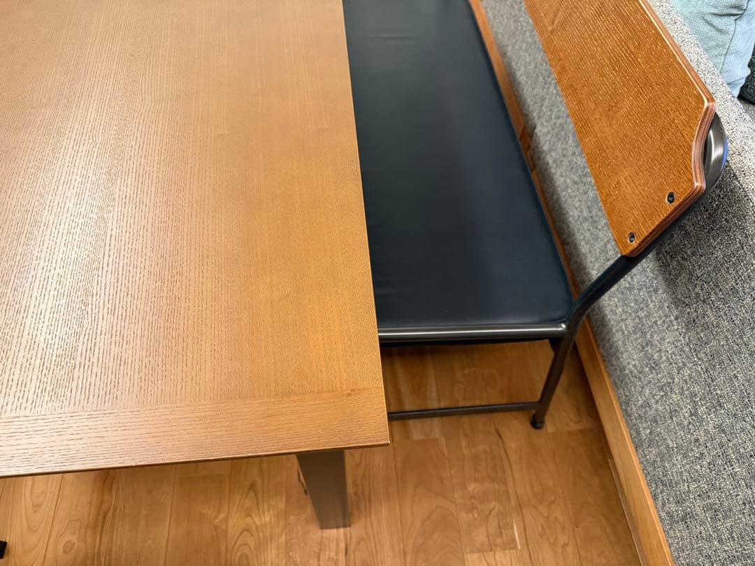 unico 木製アームチェア 黒クッション付き