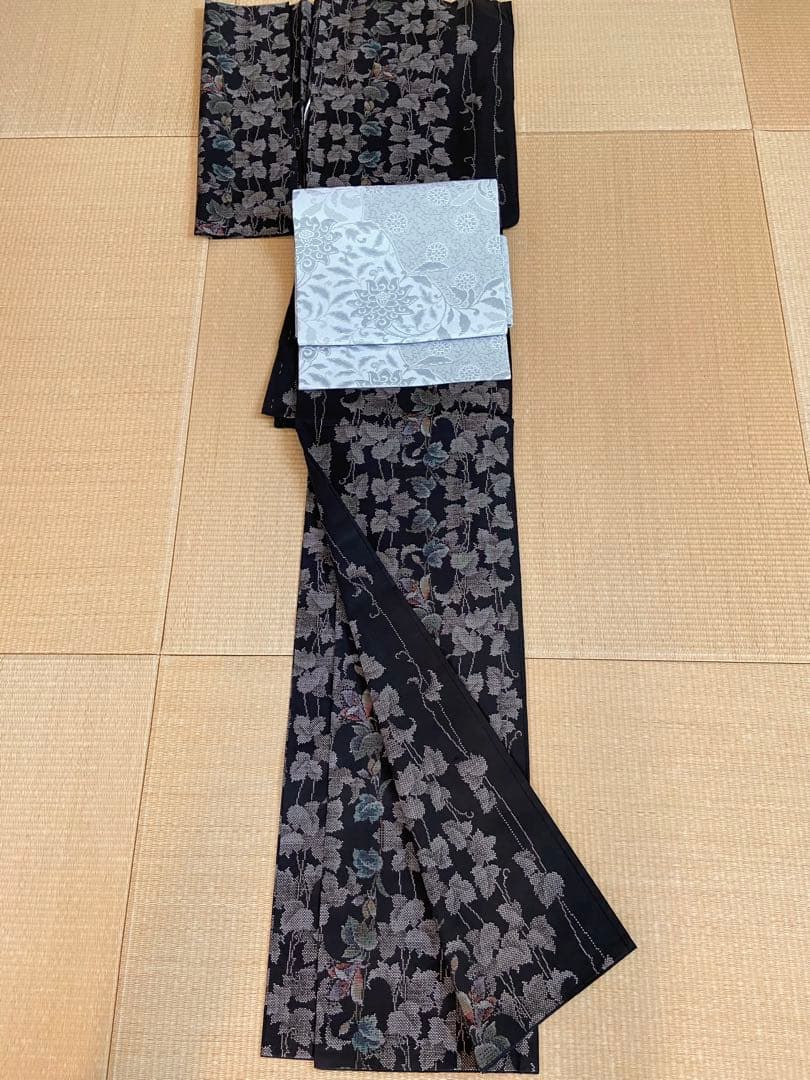 美品☆黒色　泥染本場大島紬　花唐草　蔦模様　着物（袷）
