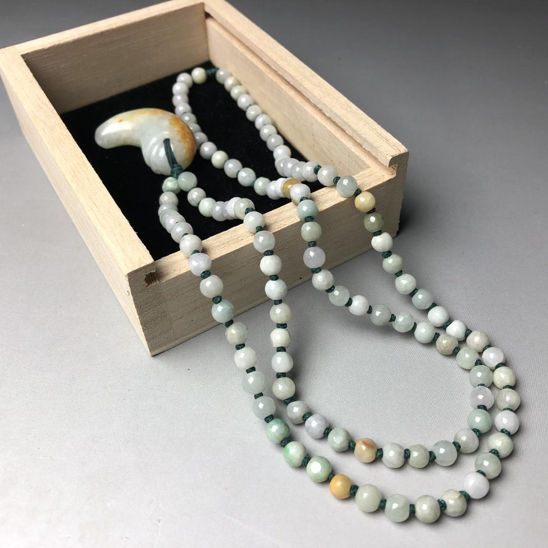 勾玉　本翡翠 ペンダント ネックレス 　木箱付き