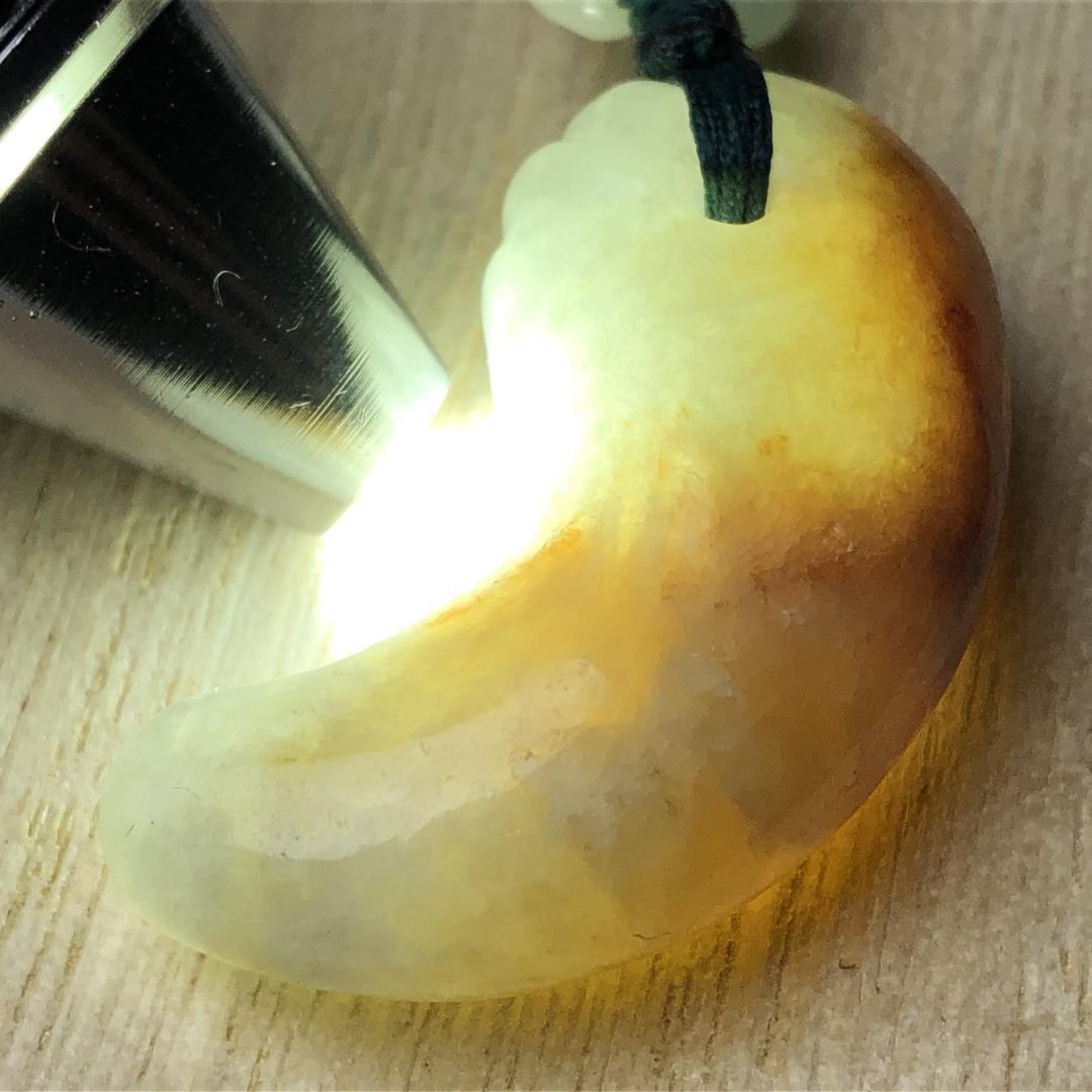 勾玉　本翡翠 ペンダント ネックレス 　木箱付き