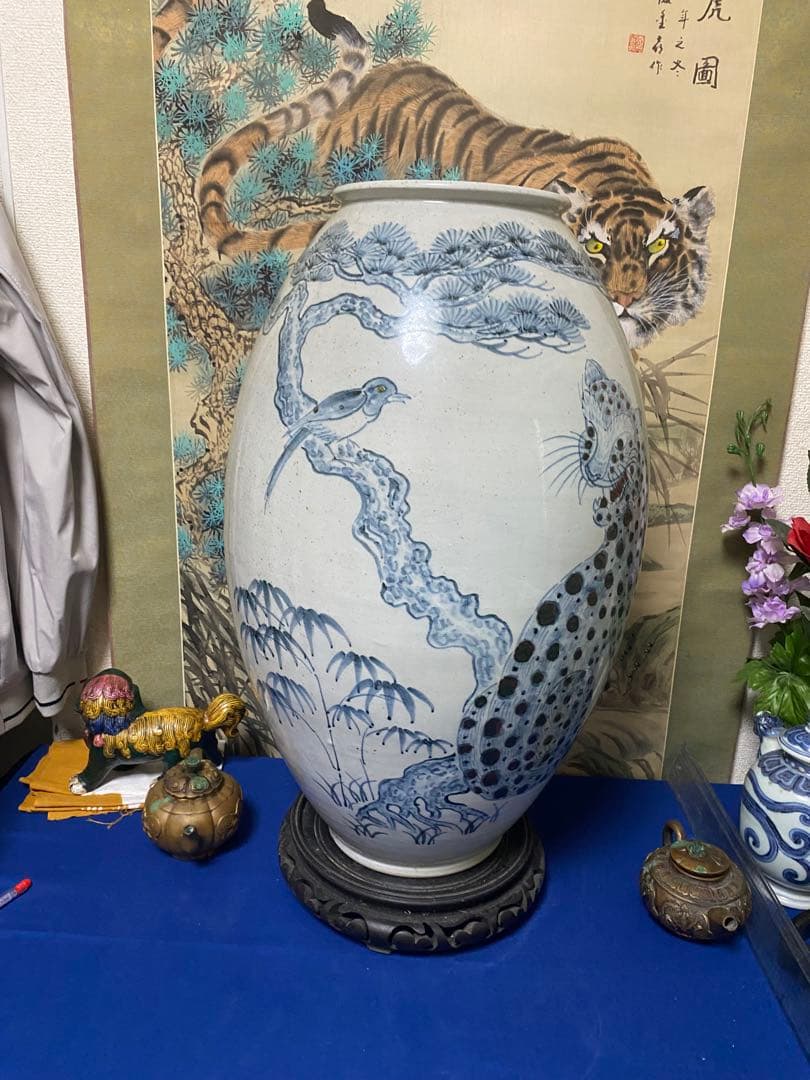 李朝青い豹と松の絵柄の陶器花瓶　骨董品