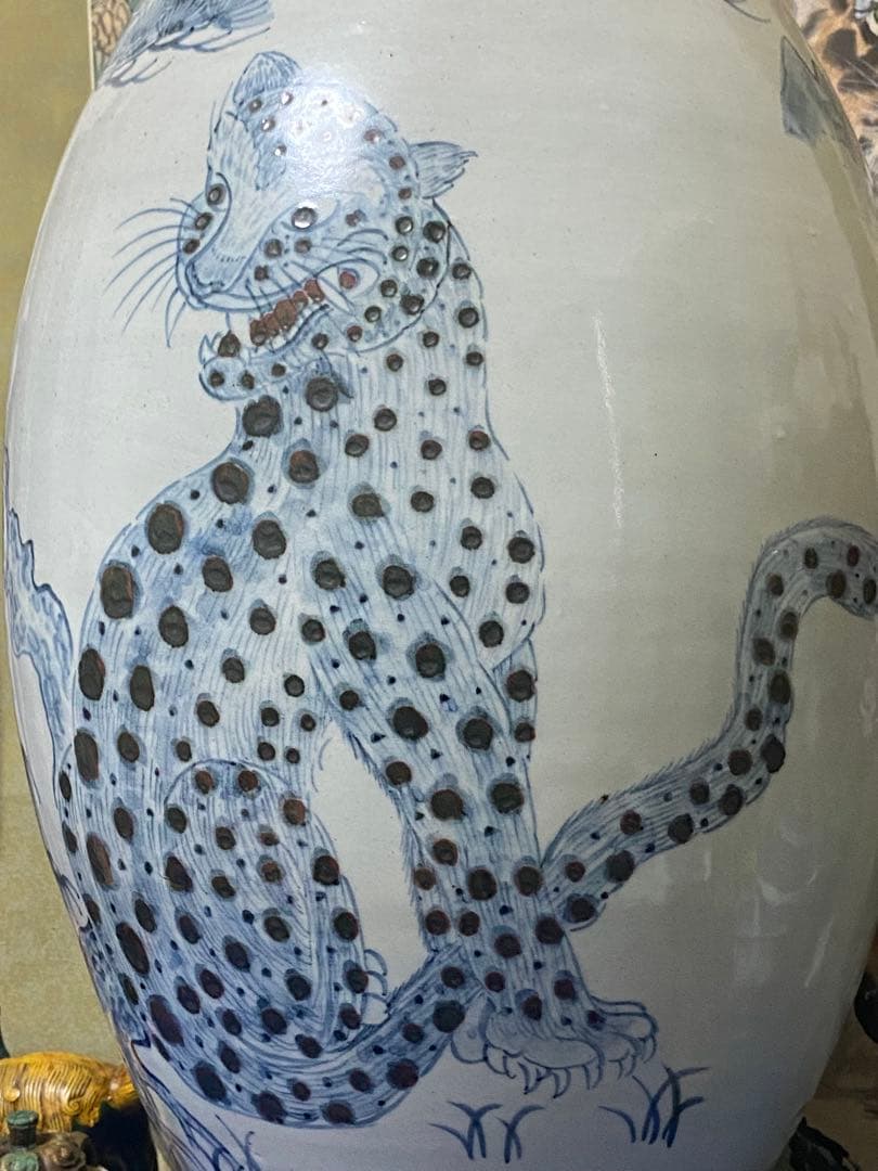 李朝青い豹と松の絵柄の陶器花瓶　骨董品