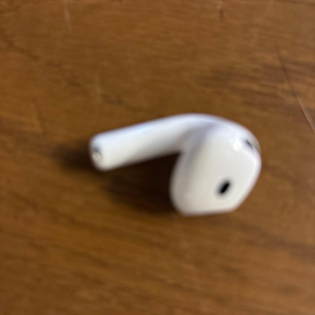 AirPods4本体 ホワイト 充電ケース付き　左耳のみ　片方だけです