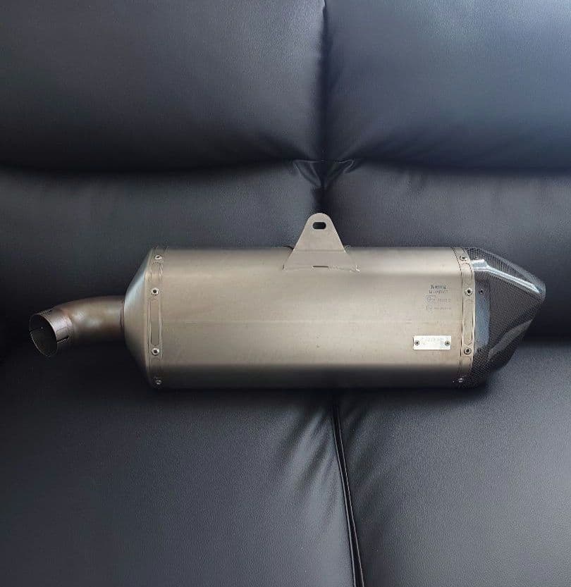 アクラポビッチ スリップオンチタンマフラー V-strom1050用