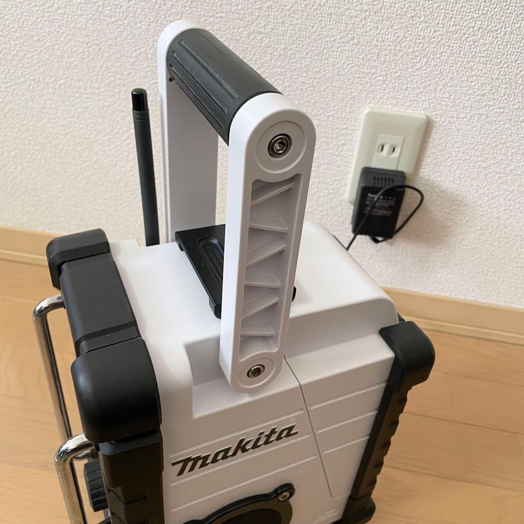 極美品✨　マキタ 充電式ラジオ MR102 ACアダプタ付き　白
