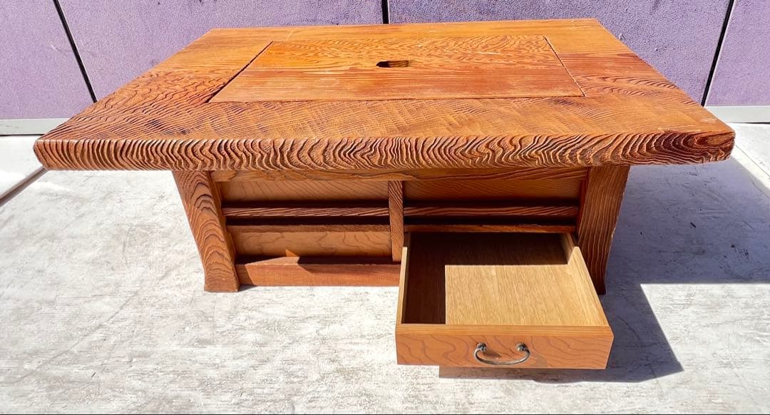 ケヤキ材で作られた日本の火鉢。