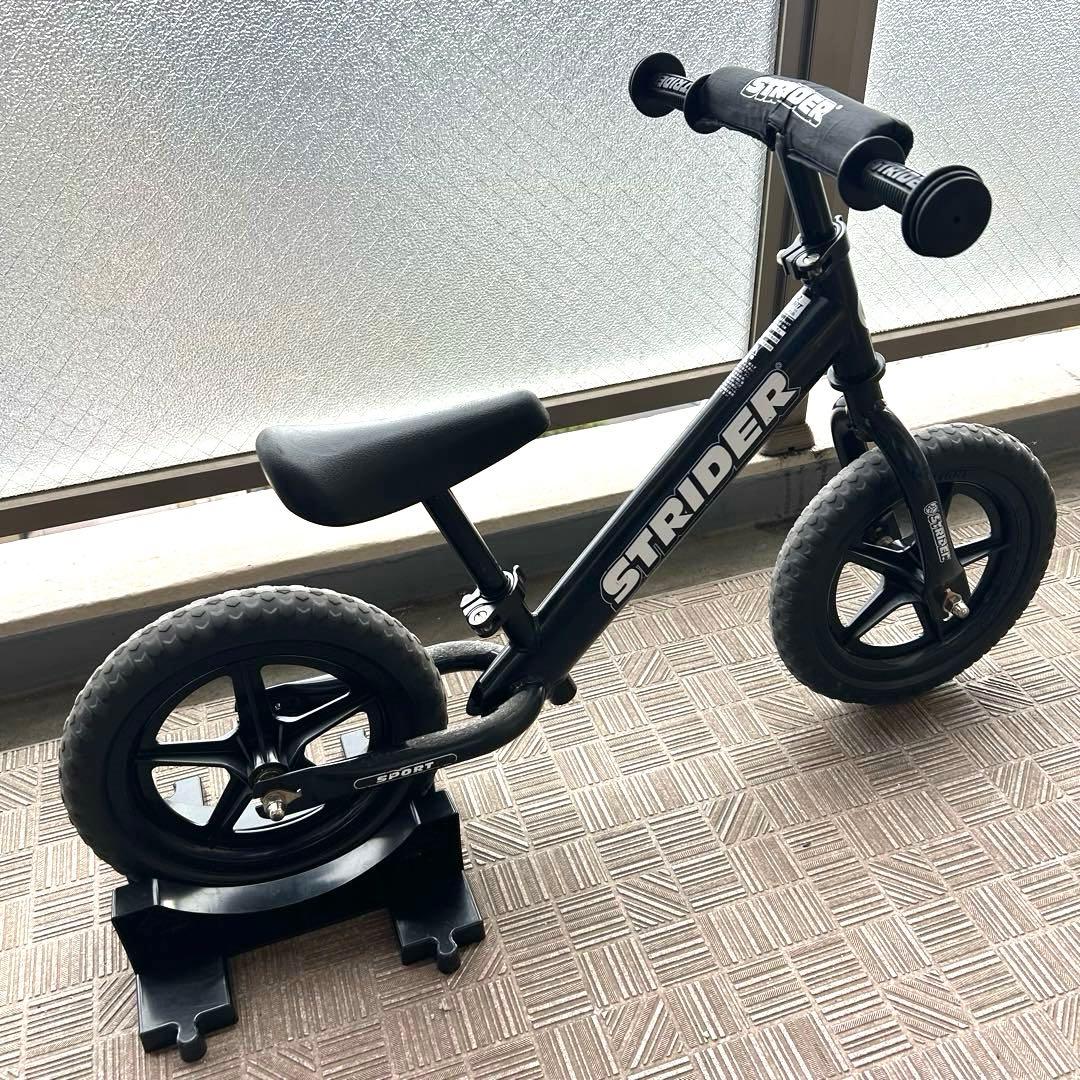 【純正スタンド付】ストライダー スポーツモデル 12インチ ブラック 日本正規品