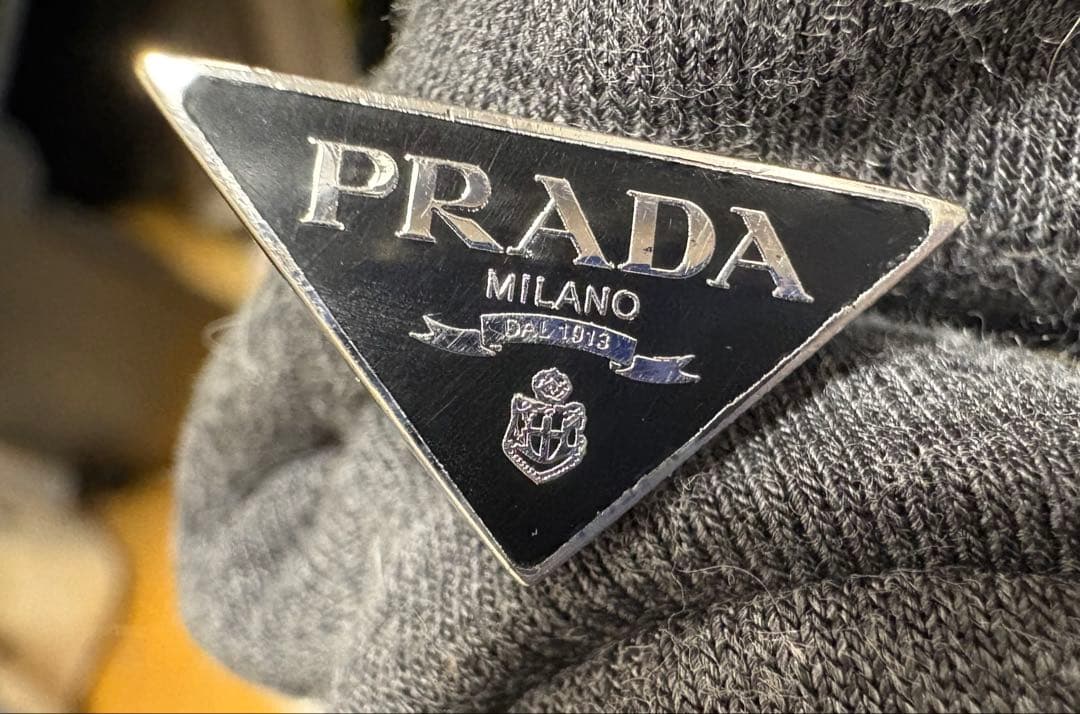 PRADA ロゴ ピアス 片耳のみ