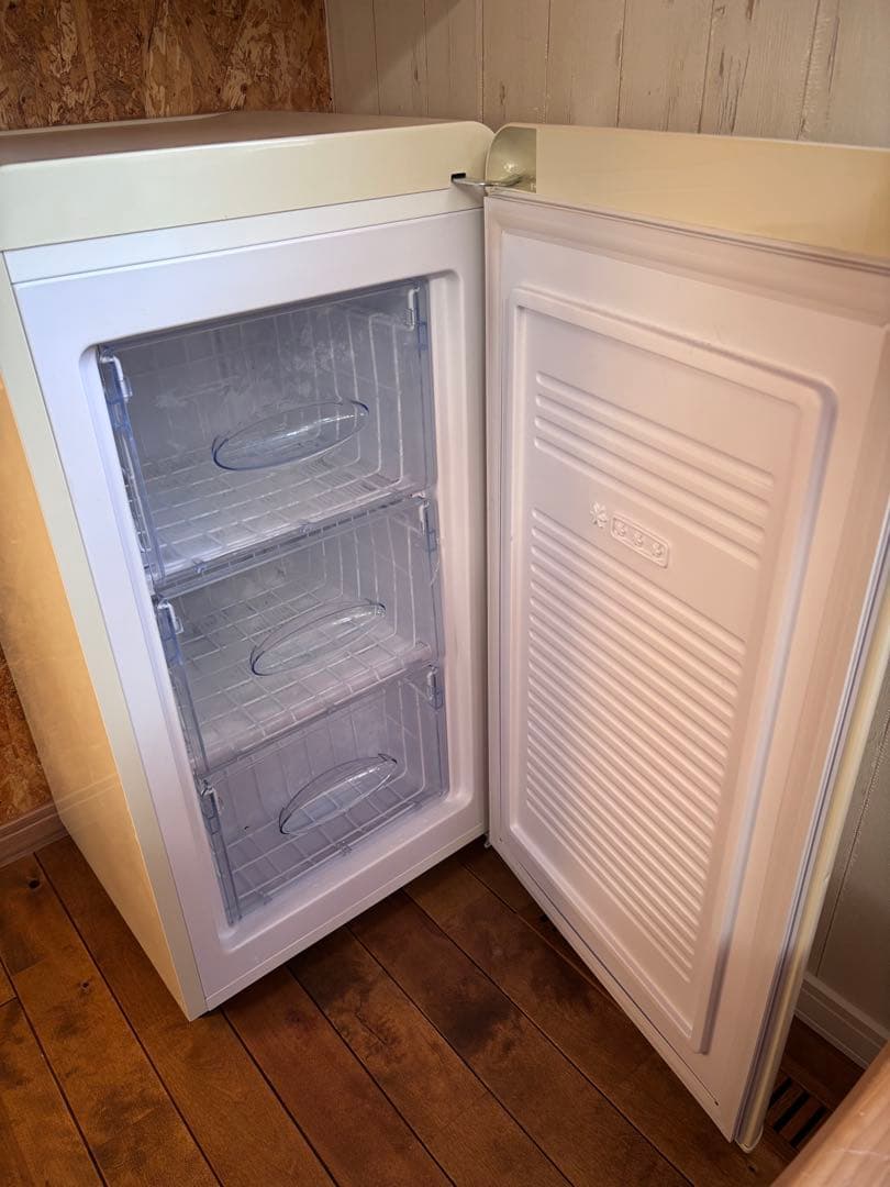 本日引取可能★冷凍庫　60L レトロスタイル　ホワイト