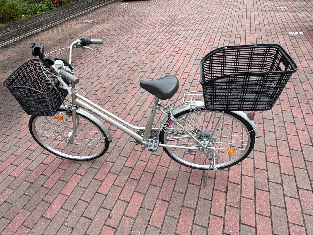 Rik☆さん専用 前籠付きAR変速付きシルバー 軽快車(26㌅)配達共に可能