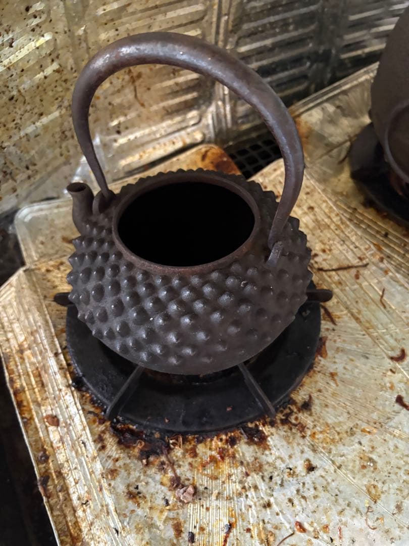 鉄製茶釜 丸型 凹凸デザイン