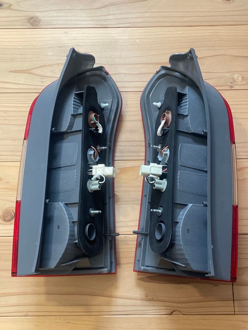 【美品】2025年モデル　トヨタ プロボックス160系　純正テールランプ