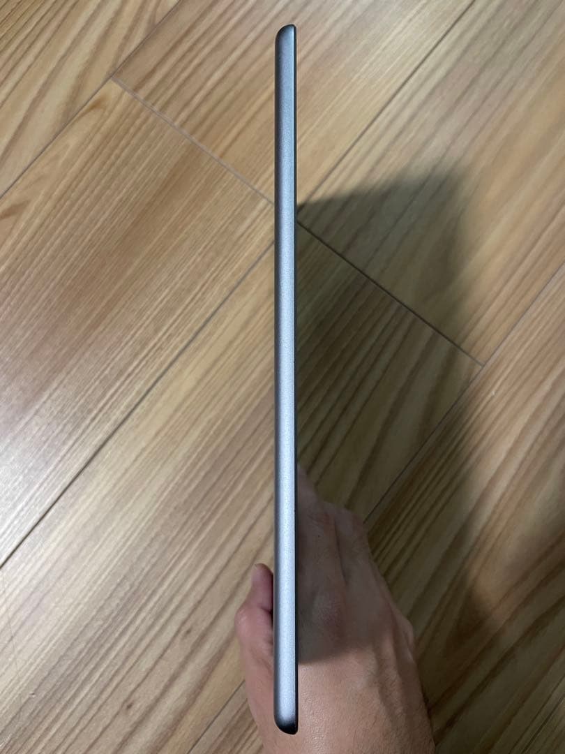 Apple iPad シルバー/第6世代/32GB/Wi-Fi+Cellular