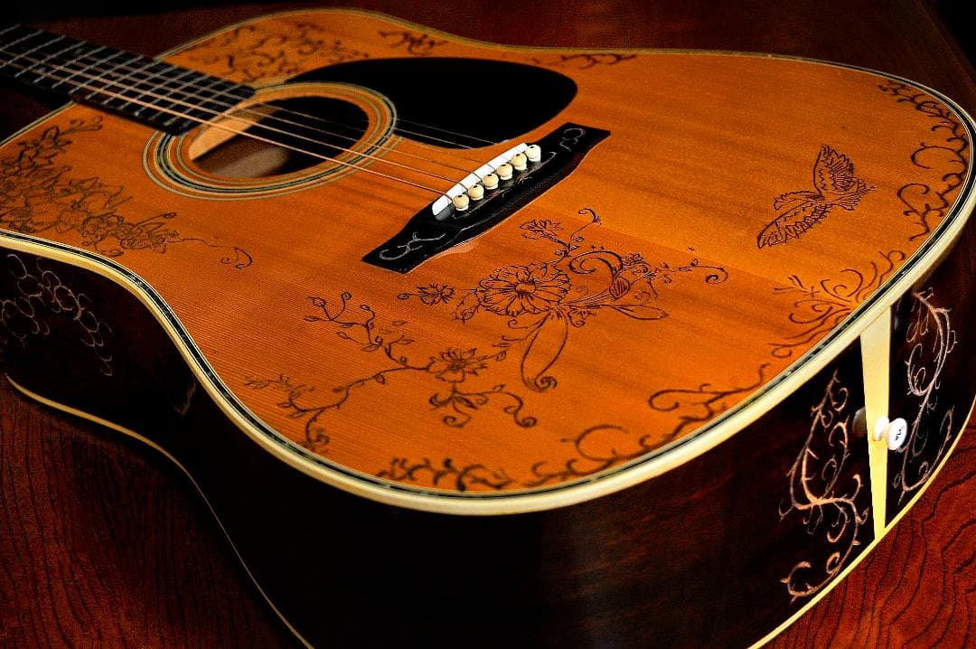 ★華やかな場面の演出で盛り立てるオブジェへの創造♪【彫刻装飾ギター】♪