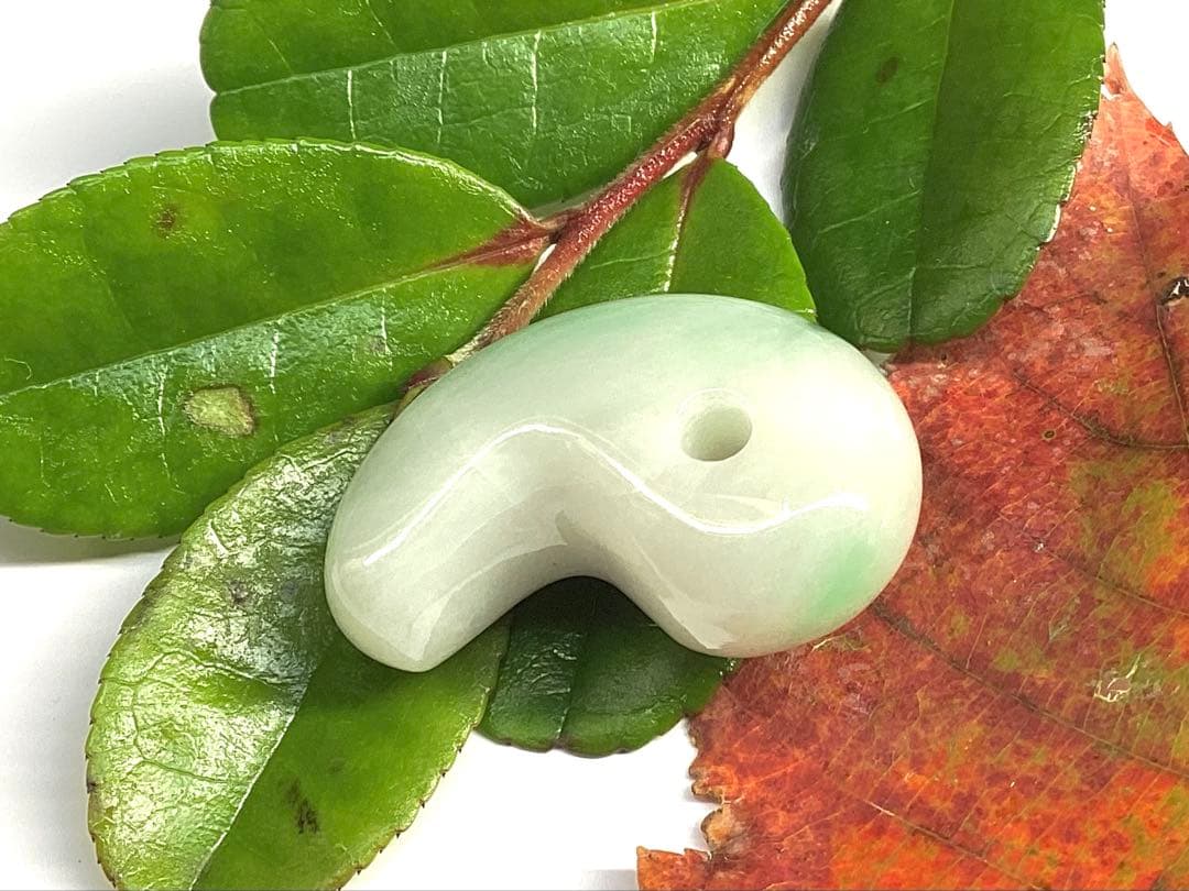 超レア‼️高額材料使用 ジェダイト糸魚川翡翠勾玉‼️ コレクション級　御守り　本物を