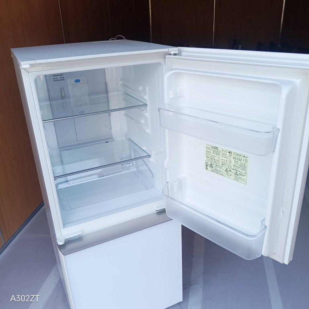 D083 送料設置無料 SHARP　ガラスデザイン冷蔵庫　137L