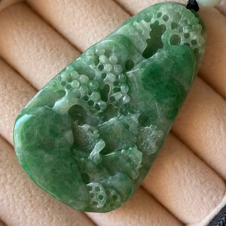 最終セール！J026ミャンマーAジェイド本翡翠　翠色山水風景牌 鑑定書付き