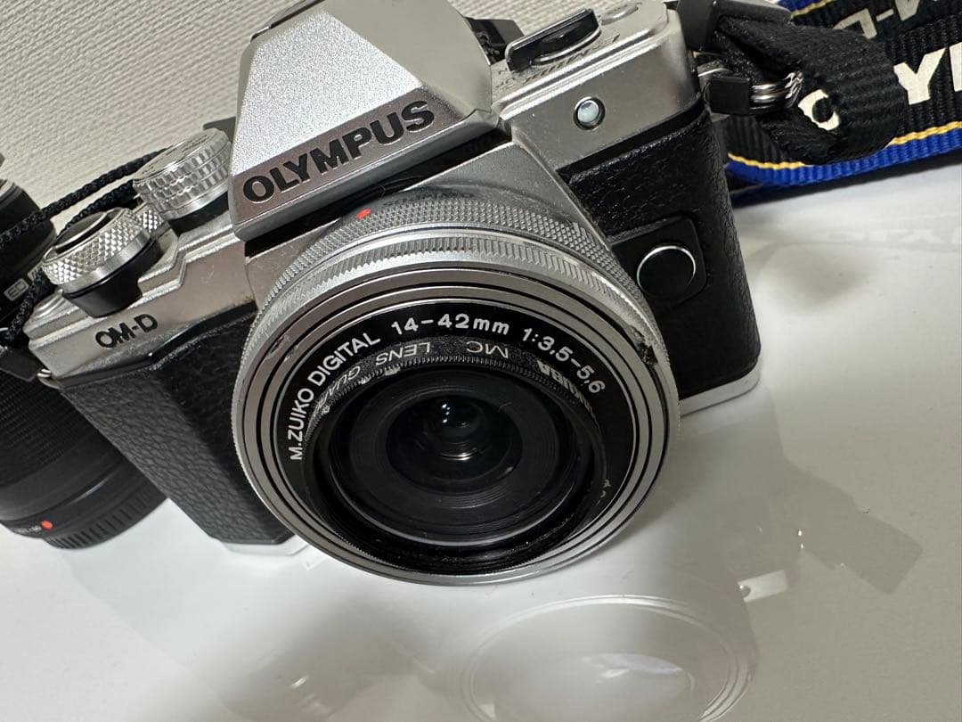 【OLYMPUS】 OM-D ミラーレス一眼カメラ + 40-150mm レンズ