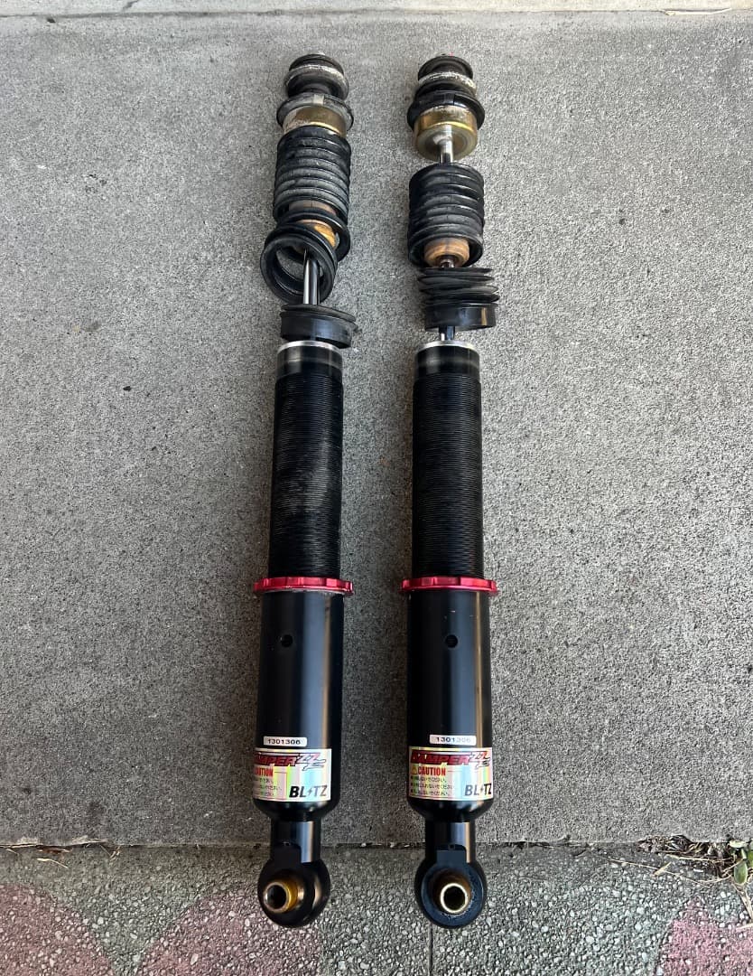 30プリウスZVW30 フルタップ式車高調BLITZ