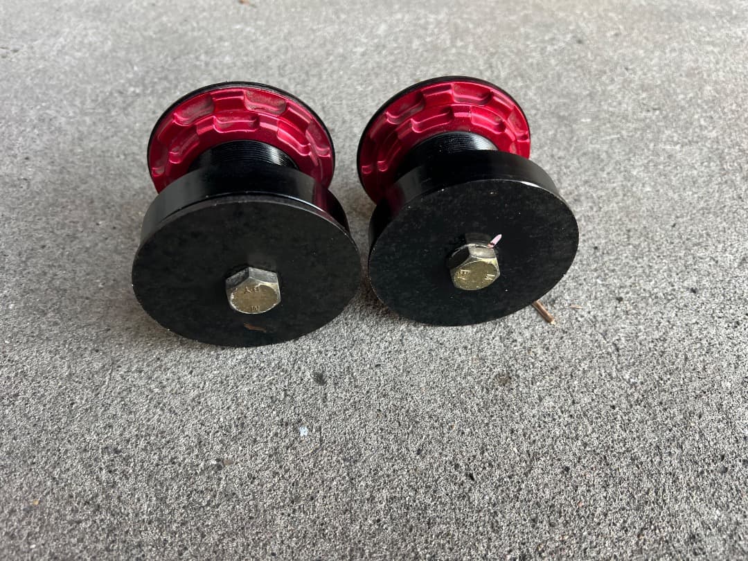 30プリウスZVW30 フルタップ式車高調BLITZ