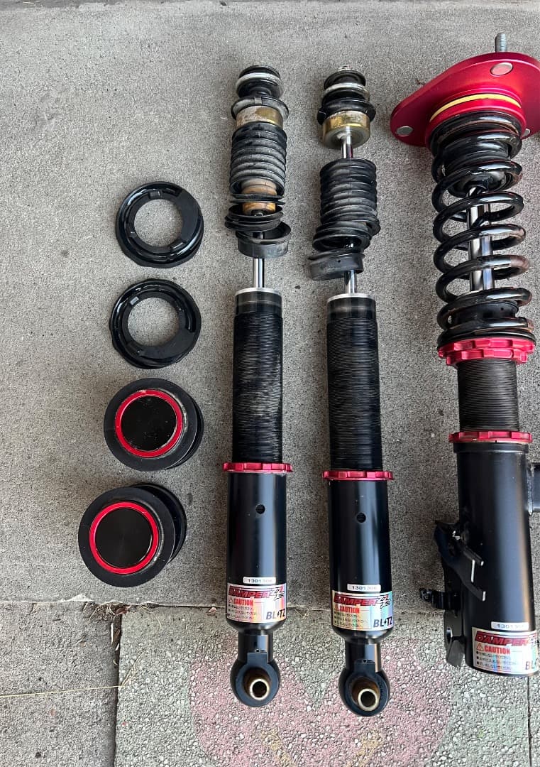 30プリウスZVW30 フルタップ式車高調BLITZ