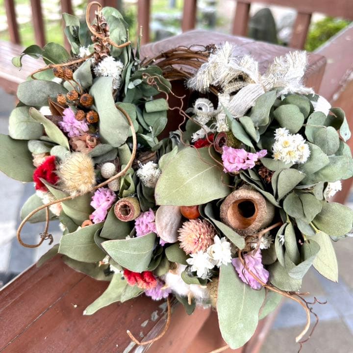 ユーカリと木ノ実と花々　リース