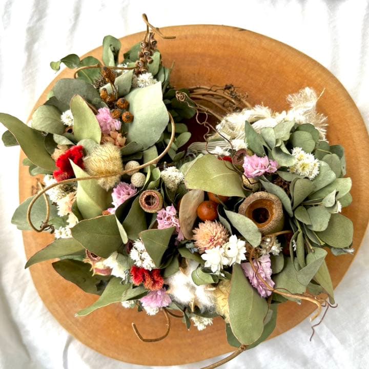 ユーカリと木ノ実と花々　リース