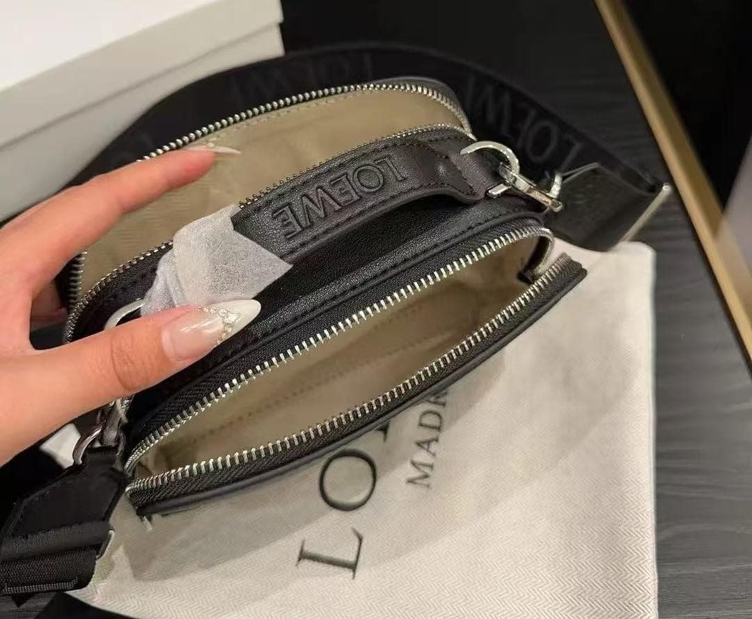 LOEWE ブラックレザーショルダーバッグ@1